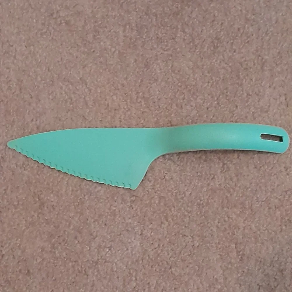 Tupperware Cut N Serve Pastry Server New!